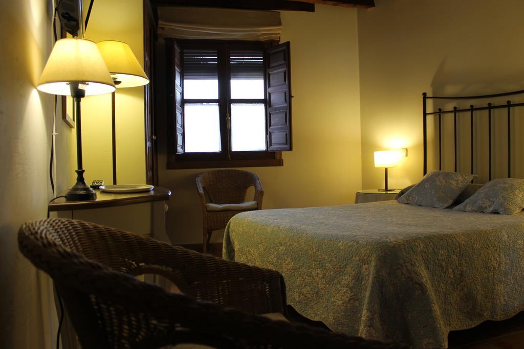 Hostal Rural Luna Y Hostal Rural Lunaposada กันเดเลดา ห้อง รูปภาพ