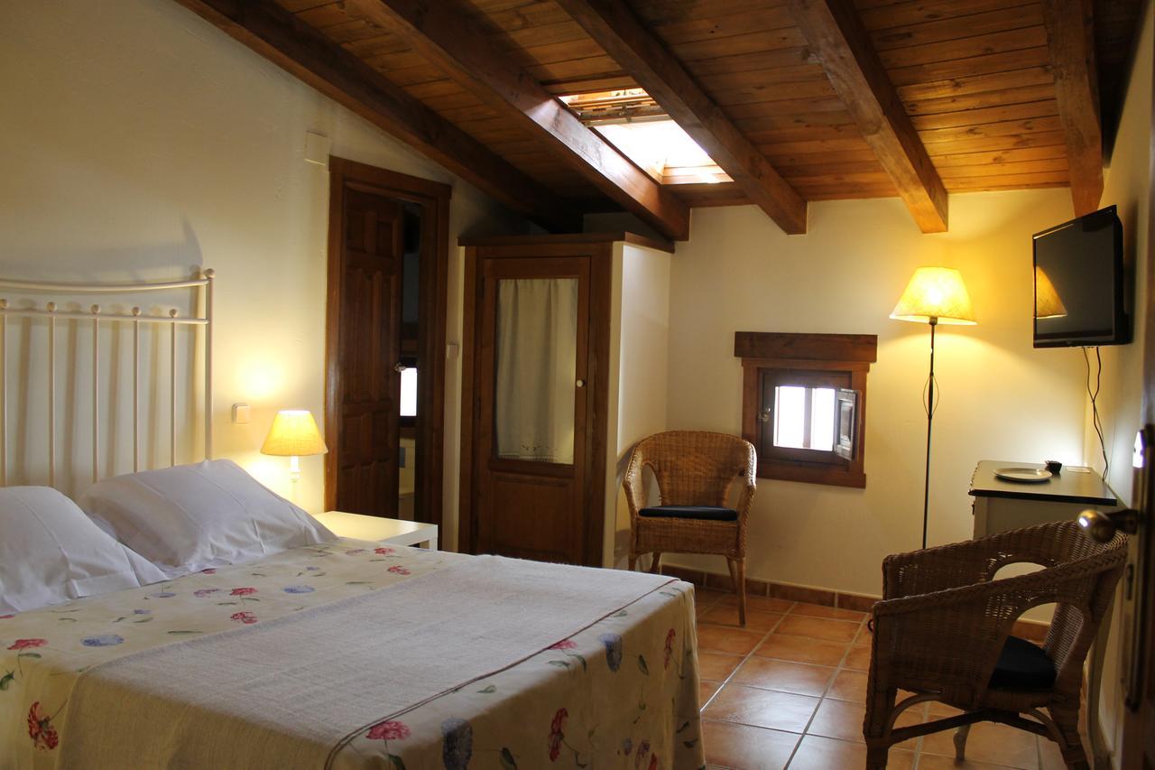 Hostal Rural Luna Y Hostal Rural Lunaposada กันเดเลดา ภายนอก รูปภาพ