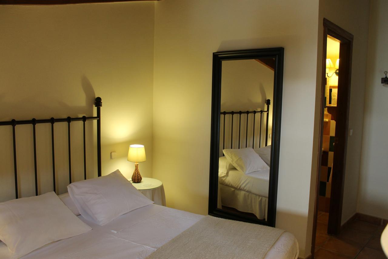 Hostal Rural Luna Y Hostal Rural Lunaposada กันเดเลดา ภายนอก รูปภาพ