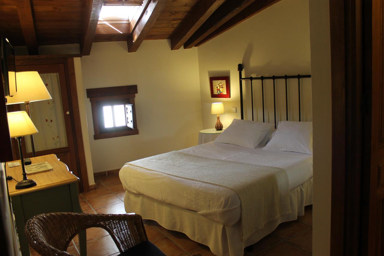 Hostal Rural Luna Y Hostal Rural Lunaposada กันเดเลดา ภายนอก รูปภาพ