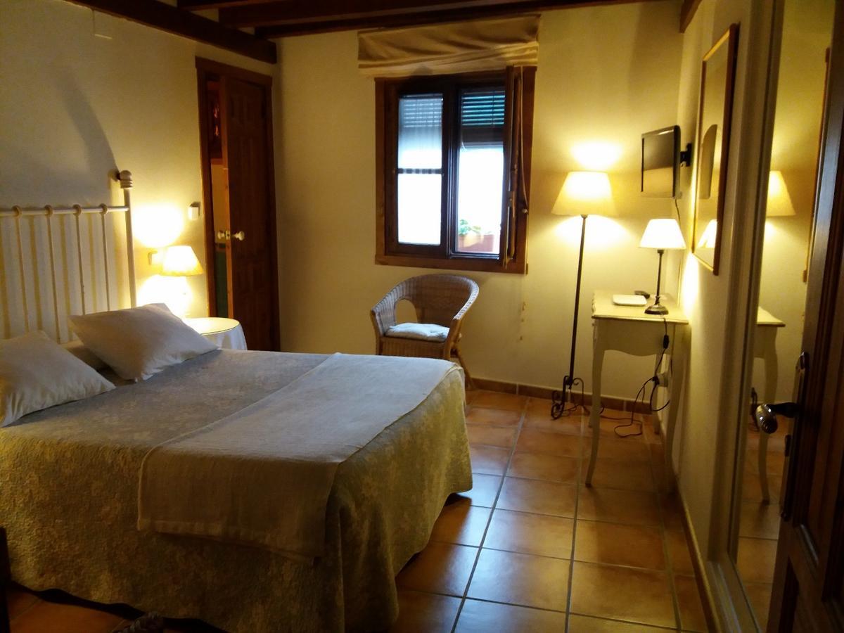 Hostal Rural Luna Y Hostal Rural Lunaposada กันเดเลดา ภายนอก รูปภาพ