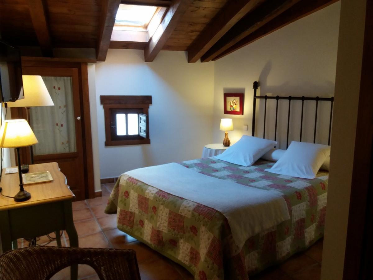 Hostal Rural Luna Y Hostal Rural Lunaposada กันเดเลดา ภายนอก รูปภาพ