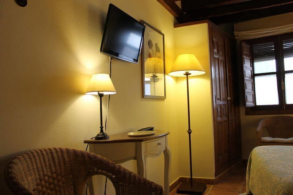 Hostal Rural Luna Y Hostal Rural Lunaposada กันเดเลดา ภายนอก รูปภาพ