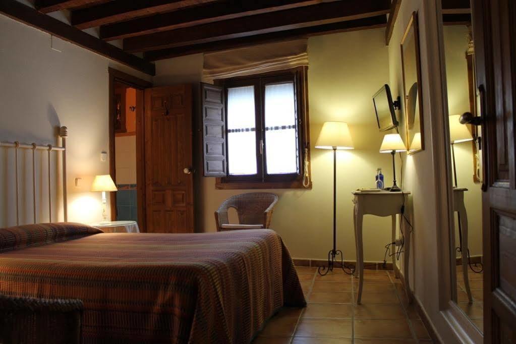 Hostal Rural Luna Y Hostal Rural Lunaposada กันเดเลดา ภายนอก รูปภาพ