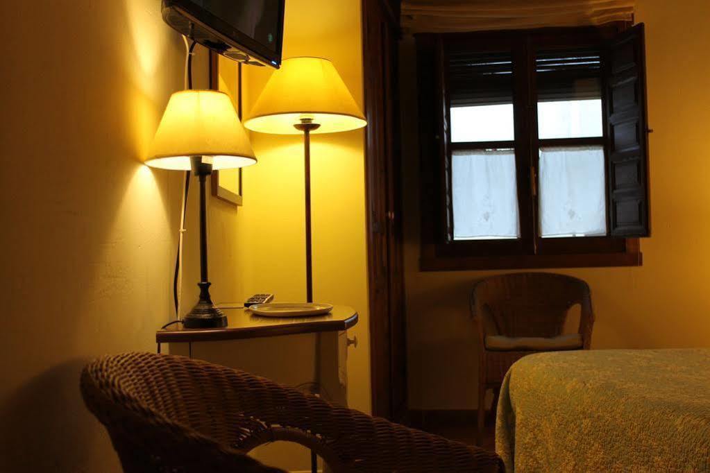 Hostal Rural Luna Y Hostal Rural Lunaposada กันเดเลดา ภายนอก รูปภาพ