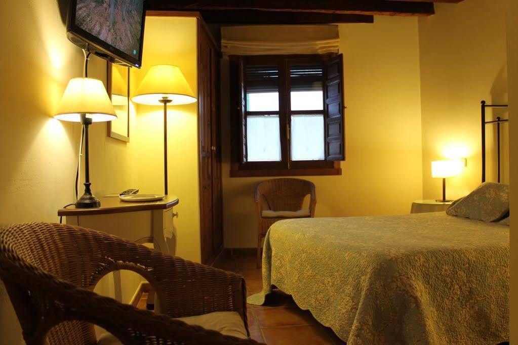 Hostal Rural Luna Y Hostal Rural Lunaposada กันเดเลดา ภายนอก รูปภาพ