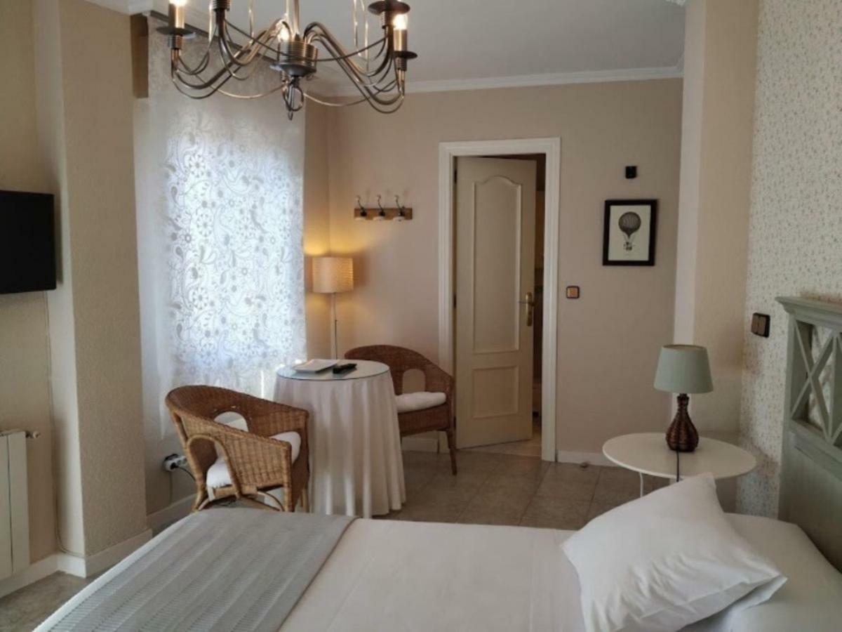Hostal Rural Luna Y Hostal Rural Lunaposada กันเดเลดา ภายนอก รูปภาพ
